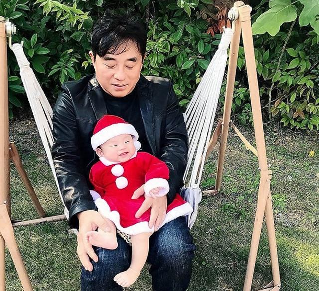 胖到不见脖！香港歌手吕方多次减肥失败，娶富婆妻子老来得女