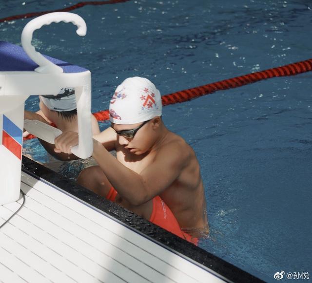 孙悦陪儿子参加游泳比赛,素颜出镜嘴角吓人,12岁儿子太帅了