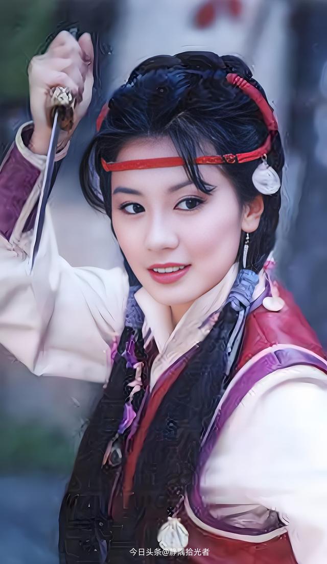 贾静雯绝美图集：49岁冻龄女神性感爆棚，这身材谁顶得住？