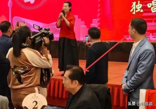 85岁李双江近况曝光，卖力唱歌底气不足，努力赚钱为儿子出狱隐身