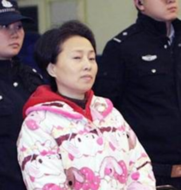 重庆“三姐”王紫绮：控制2000失足女，被捕时满脸死气，毫无生机