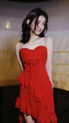 张子枫性感(张子枫性感小吊带)