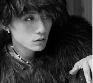 刘烨图片(刘烨早期旧照认不出长发穿旗袍显好身材，网友直呼风格太吓人)