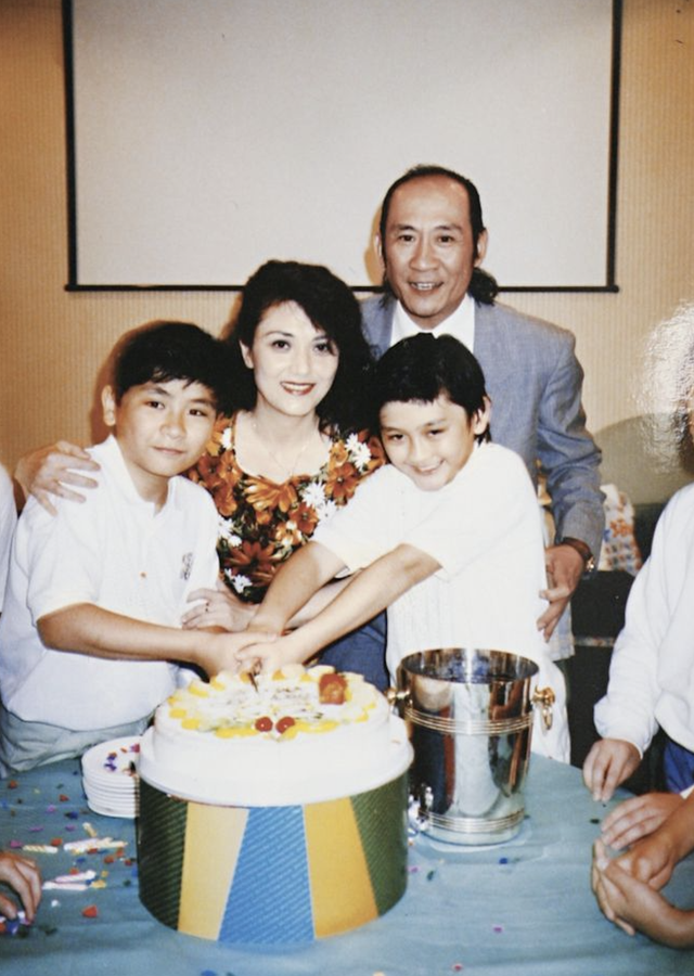 72岁施明大病后近照曝光，前夫李家鼎现身探望，三代同堂过母亲节