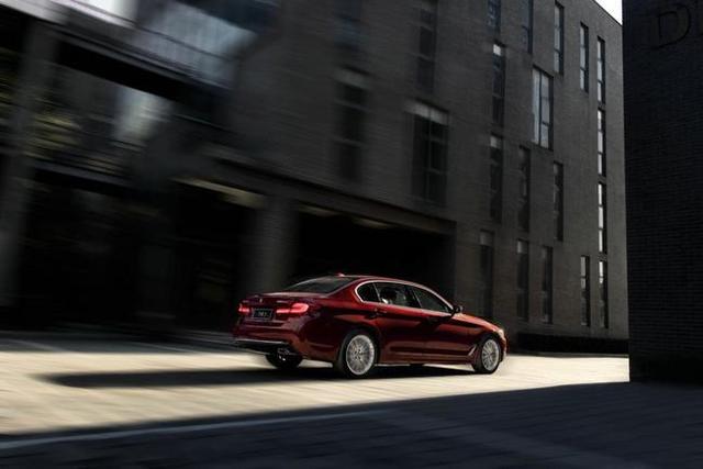 宝马新款5系来了!价格上涨两千多,但依然比雷克萨斯“厚道”?