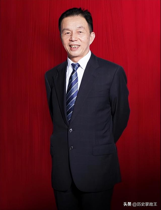 靠卖“女性用品”身家百亿的他，儿子娶豪门白富美，自己却吃泡面