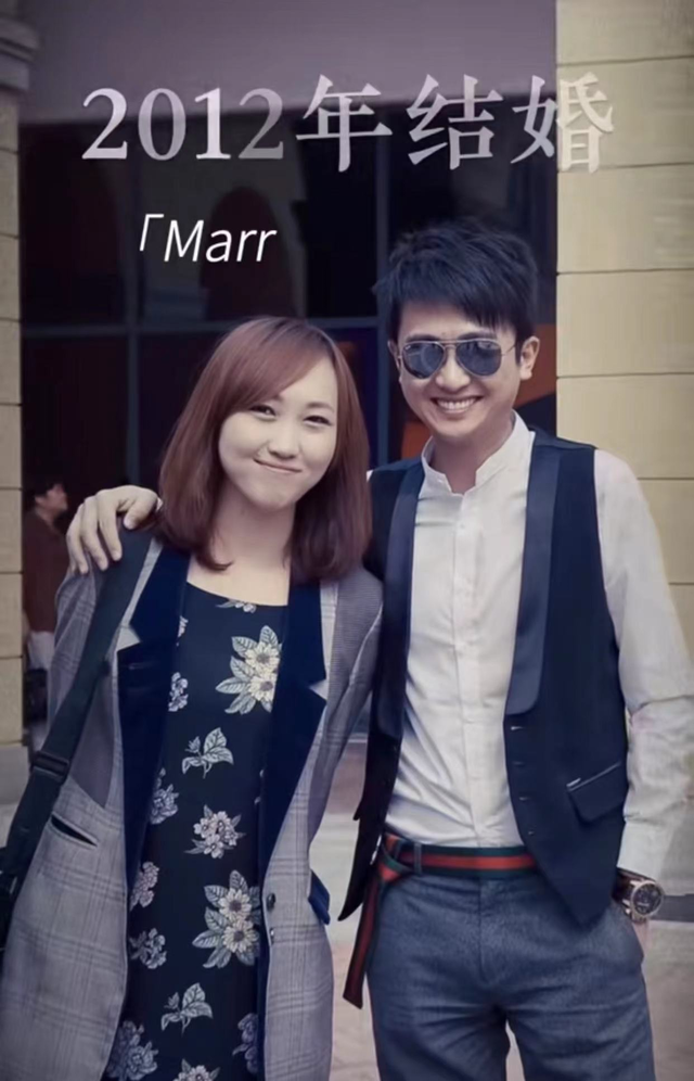 央视主持杨帆携妻接娃！老婆穿连裤装容貌曾遭质疑，7岁女儿似妈