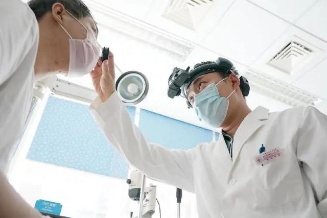 再遇为自己挡刀的患者家属，陶勇医生笑了，网友却想哭