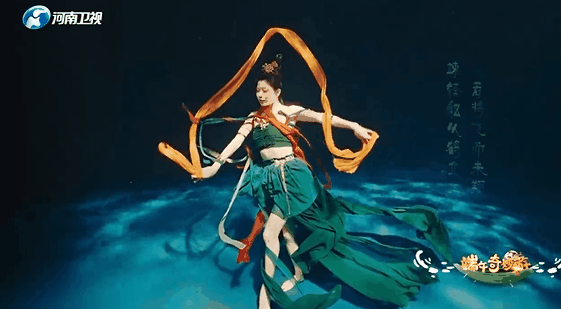 全网刷屏！这段又燃又梦幻的“水中飞天”舞蹈，你一定要看