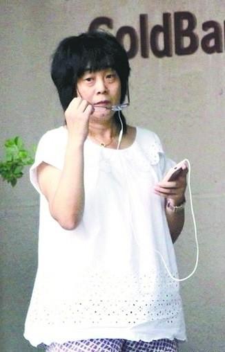 64岁葛优儿子正脸疑曝光！年仅3岁身高惊人，停车场跳舞十分好动