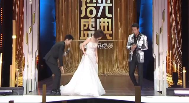 拾光盛典造型：杨幂雍容优雅，迪丽热巴造型敷衍，刘亦菲手臂抢镜