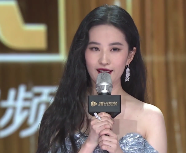拾光盛典造型：杨幂雍容优雅，迪丽热巴造型敷衍，刘亦菲手臂抢镜