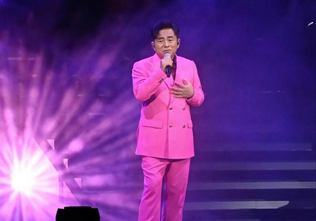 胖到不见脖！香港歌手吕方多次减肥失败，娶富婆妻子老来得女