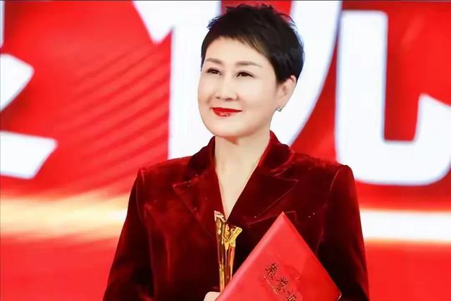 原来张凯丽被“抵制”是有原因的，代言翻车，强捧女儿都不是关键