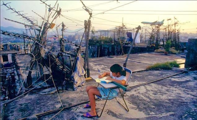香港九龙城寨旧照：曾是香港最邪恶之地，白天警察不敢独自进入