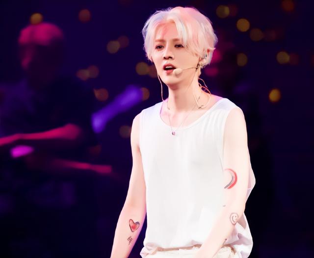 有一种“差距”叫鹿晗与关晓彤，官宣6年后，两人棋局终于被看清