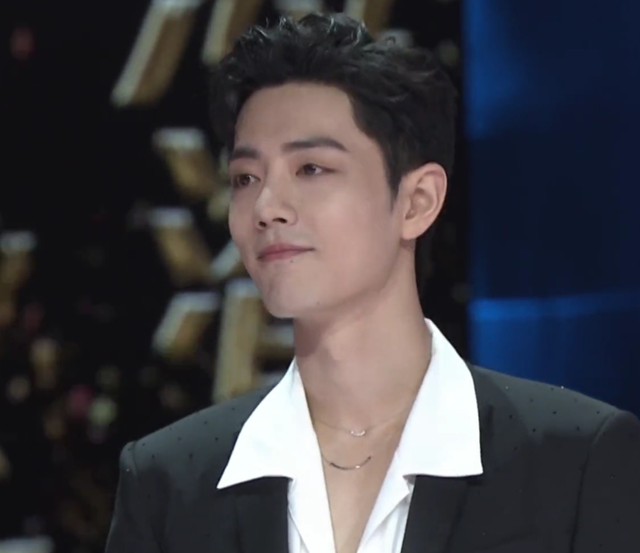 拾光盛典造型：杨幂雍容优雅，迪丽热巴造型敷衍，刘亦菲手臂抢镜