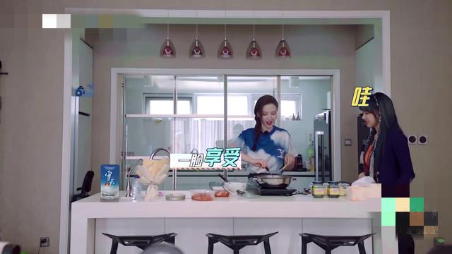 张萌别墅内景曝光，电影房藏老公爱心设计，为环保家里堆满纸箱