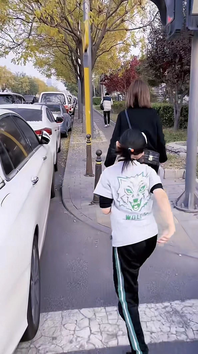 央视主持杨帆携妻接娃！老婆穿连裤装容貌曾遭质疑，7岁女儿似妈