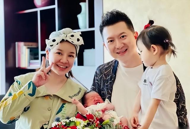 这两位熟悉的主持人，原来是夫妻？搭档了21年，儿女双全却被骂惨