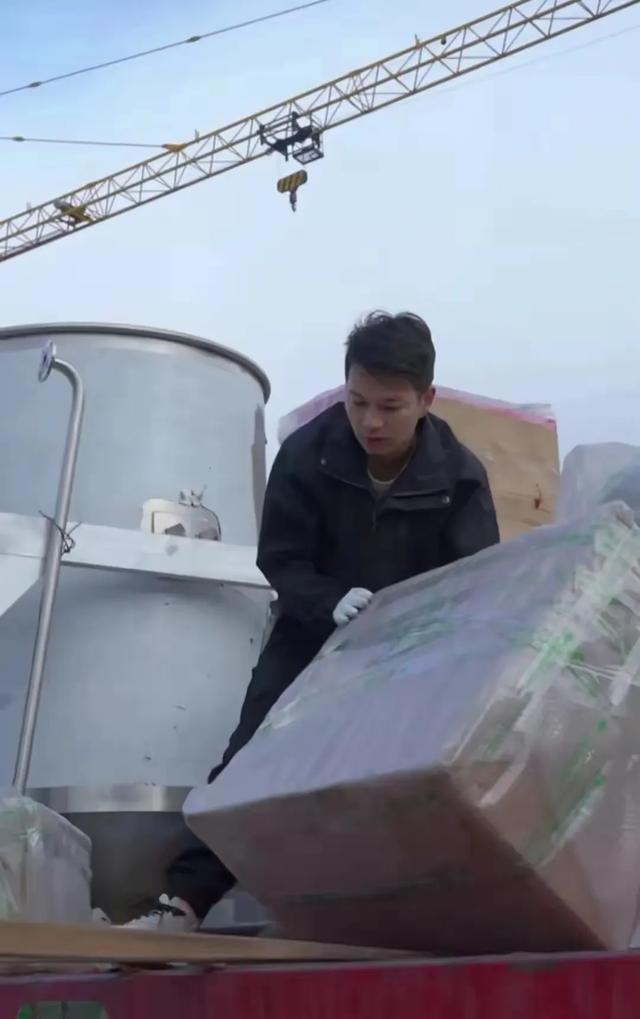 三剑客的油厂即将营业，小曾哥并没有放弃菲利丝及其团队