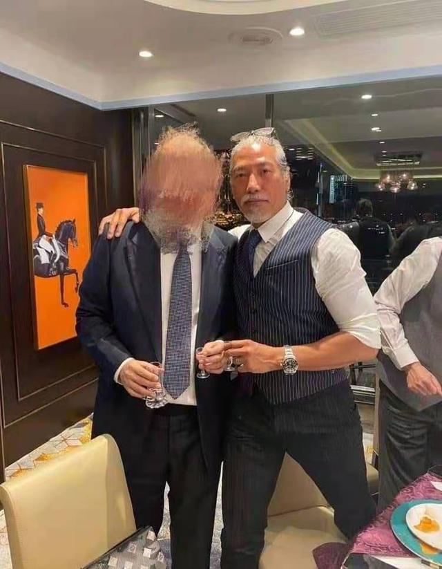 古惑仔张耀扬近况曝光，58岁头发全白仍有型，曾因吸毒被拘息影