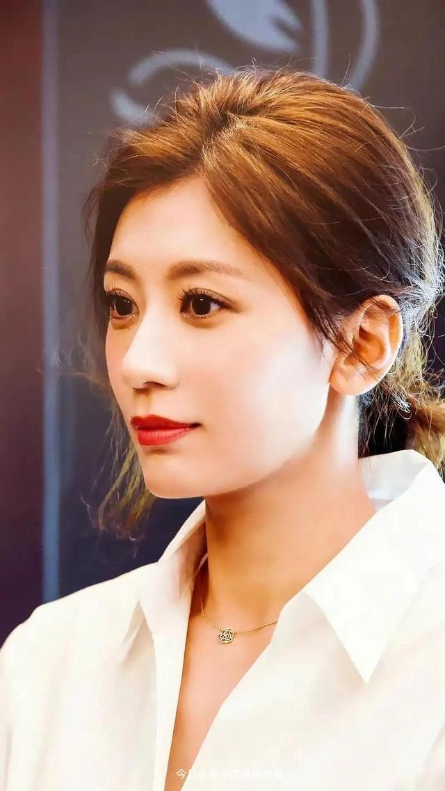 贾静雯绝美图集：49岁冻龄女神性感爆棚，这身材谁顶得住？