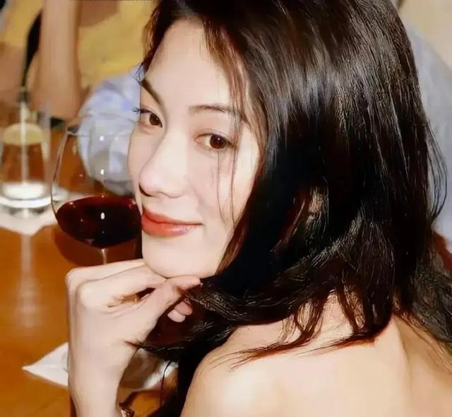 55岁TVB视后口无遮拦险遭封杀,如今近况曝光