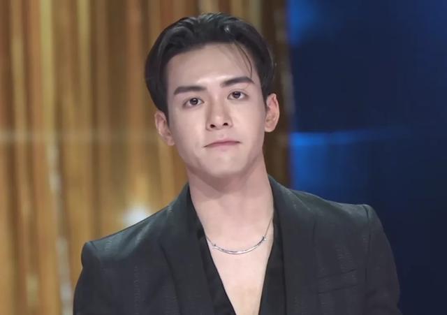 拾光盛典造型：杨幂雍容优雅，迪丽热巴造型敷衍，刘亦菲手臂抢镜