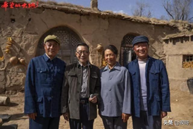 她是国家一级演员,泳装出镜第一人,如今在《希望的大地》打酱油