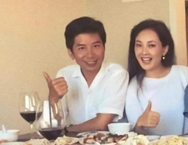 老少恋有多“残酷”?嫁给富豪的牛莉近况曝光,独自旅游疑似离婚