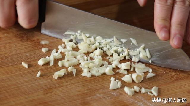 又到了吃蒜苔的季节，教你配上五花肉一起炒，太下饭了