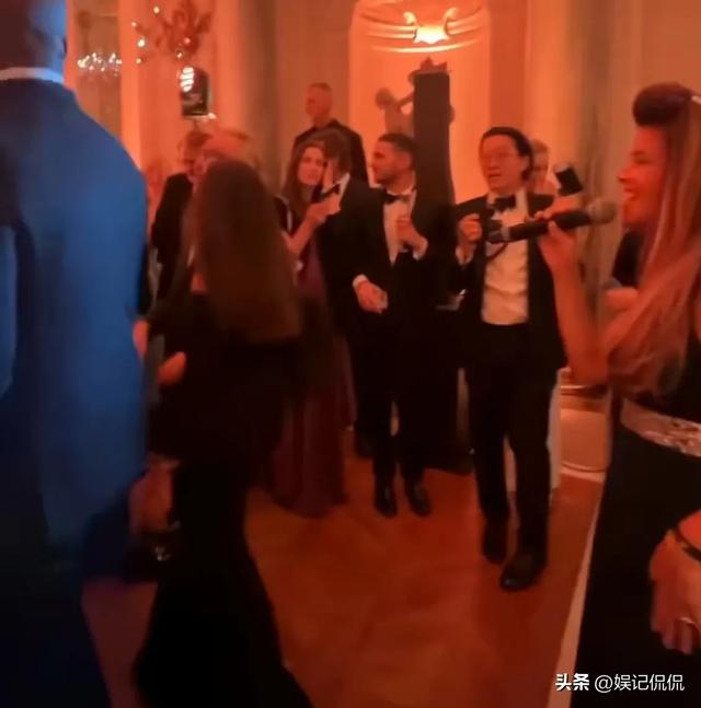 张艺谋带老婆参加名媛舞会，43岁陈婷美出圈，18岁女儿颜值很一般