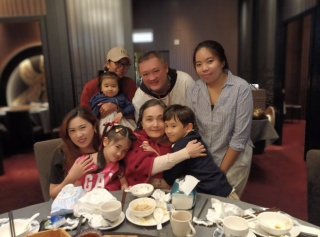 72岁施明大病后近照曝光，前夫李家鼎现身探望，三代同堂过母亲节