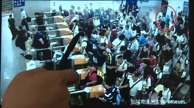 曝光!猥琐男在火车站两次捏女子臀部,还冲人家笑……