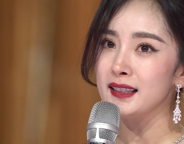 拾光盛典造型：杨幂雍容优雅，迪丽热巴造型敷衍，刘亦菲手臂抢镜