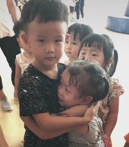 妹妹第一次上幼儿园“爆哭”,遇到亲哥哥,这是实力“宠妹”呀