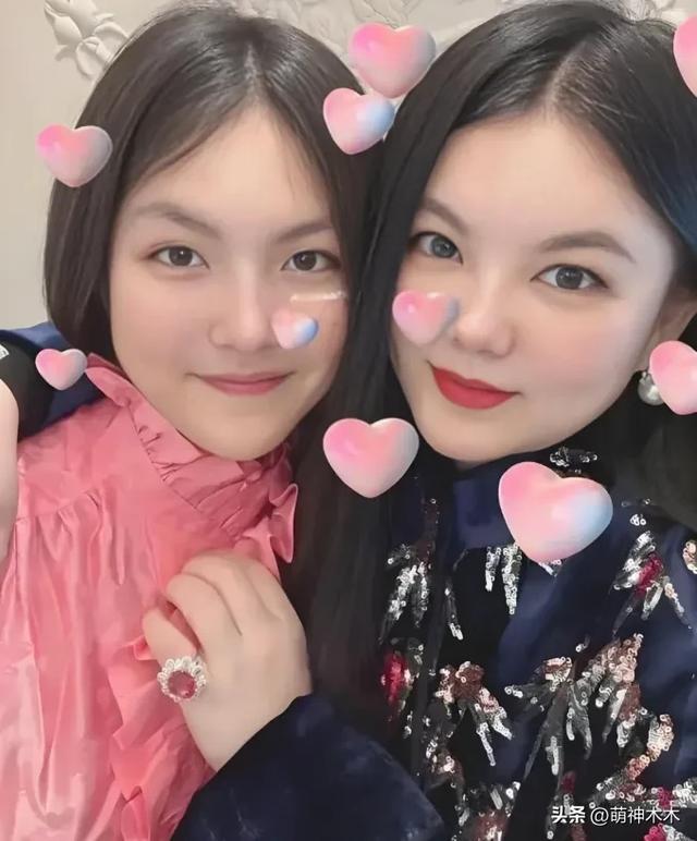 李湘带女儿逛街被偶遇,本人又胖了一圈,戴毛线帽裹大衣被嘲土气