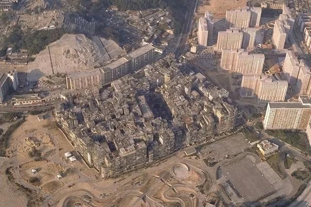 香港九龙城寨旧照：曾是香港最邪恶之地，白天警察不敢独自进入