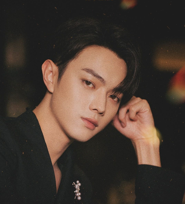 许凯情史又被扒？与前女友大量亲密照流出，镜头前搂腰亲吻撒狗粮