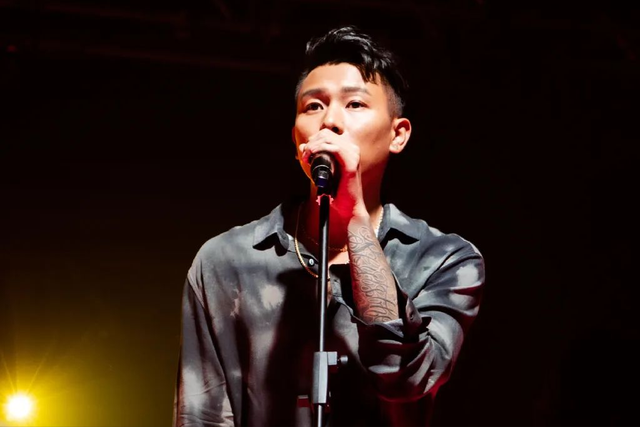 娱乐圈又一歌手结婚：从叛逆少年变成熟男人之后，迎娶了前女友