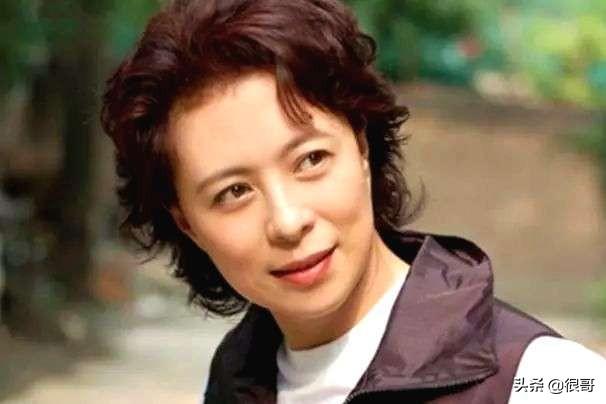 她是国家一级演员,泳装出镜第一人,如今在《希望的大地》打酱油
