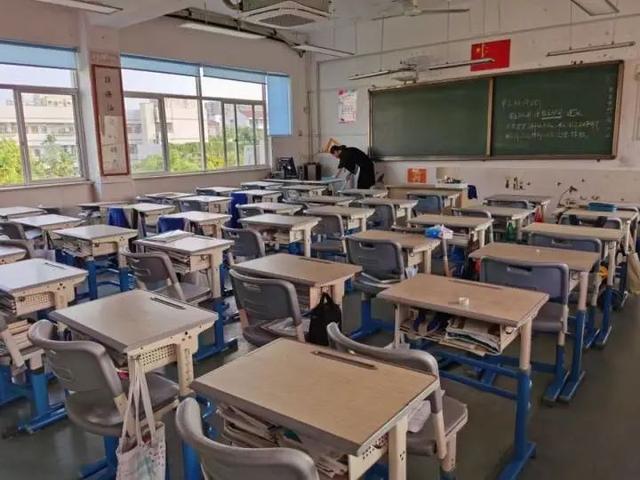 空荡荡的教室只留下班主任寂寞的身影!今早有校长拍下教室内这一幕,家长:赞