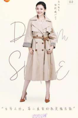 戴眼镜图片(大S穿风衣戴眼镜温婉知性 托腮甜笑女人味足)