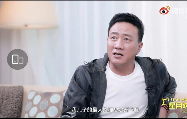 胡军13岁儿子康康近照曝光,身高直逼父亲,总裁气质依旧不减