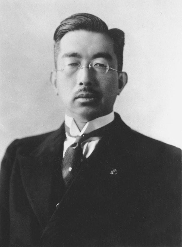麦克阿瑟的太上皇生活是什么样?霸占日本第一女星,让天皇当儿子