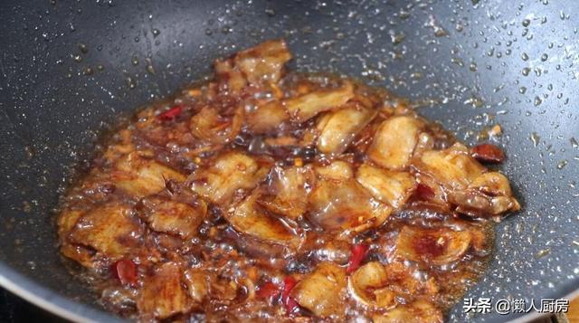 又到了吃蒜苔的季节，教你配上五花肉一起炒，太下饭了