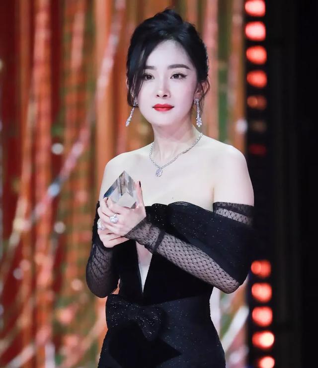 拾光盛典造型：杨幂雍容优雅，迪丽热巴造型敷衍，刘亦菲手臂抢镜