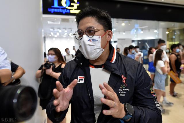 TVB女记者采访中国香港剑神张家朗犯花痴：我好喜欢你咋办？如今手写道歉信忏悔！网友：他的前女友是女神级