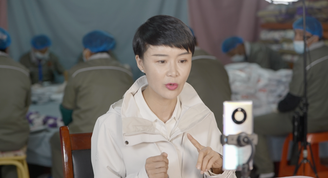 新疆“网红局长”贺娇龙:因策马雪原走红,直播带货破亿元